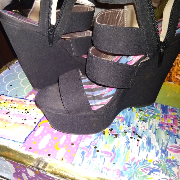 Black strapped-zipped wedges - Picture 4 of 4